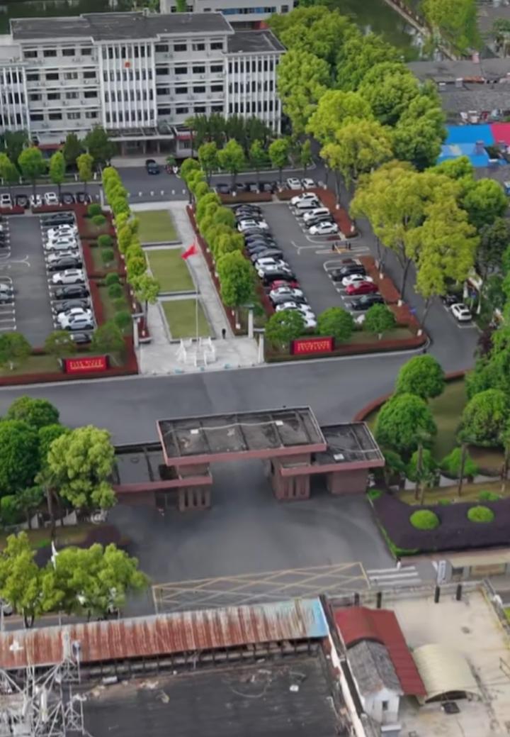 安徽舒城的县委办公大院很特别！
     它没有门岗门卫，完全对外开放，老百姓随