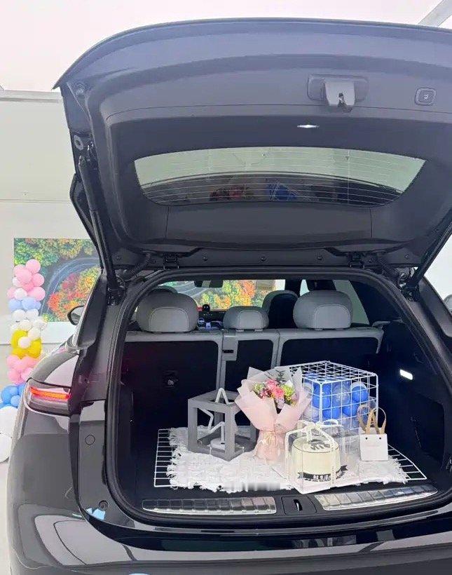 蔚来ES6改款2026年9月上市，中型纯电SUV。车身长宽高4854×1995×