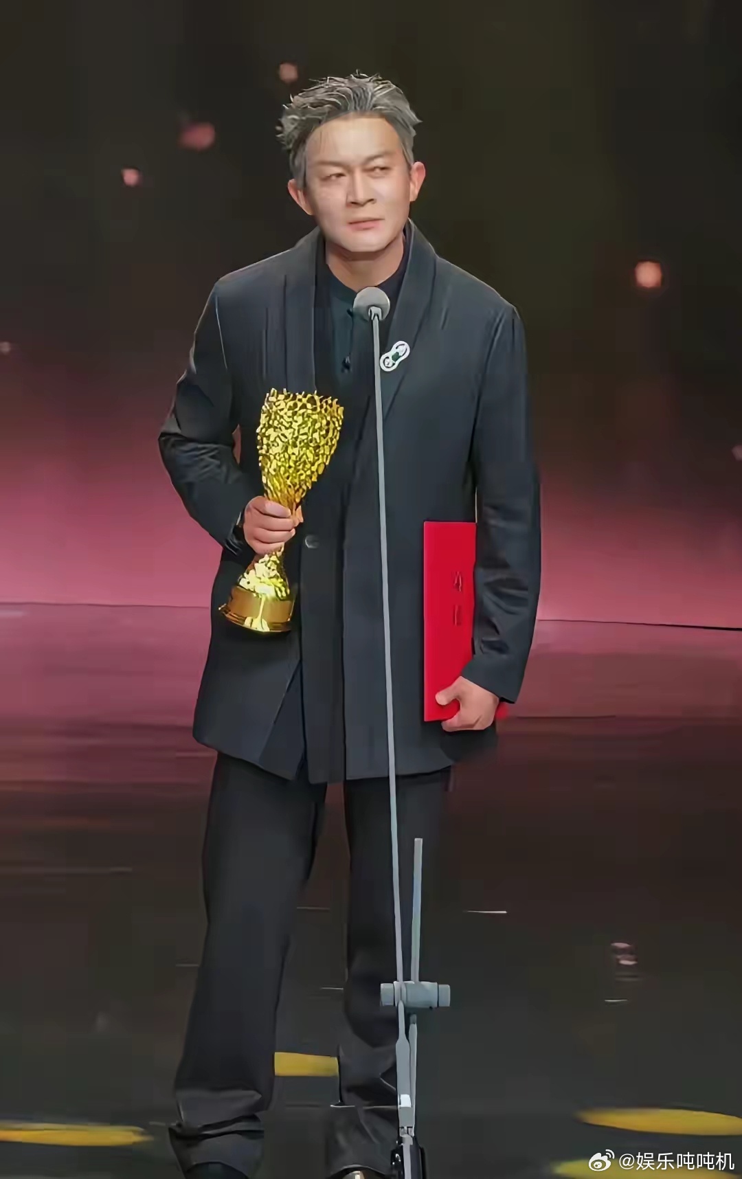 不光杨志刚自己懵了，网友也看懵了！不是因为奖没有含金量，而是他居然拿了最佳男配角