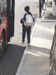 女学生等候公交车返校，当公交车来到自己跟前时，女学生起身准备上车，可她走了还不到