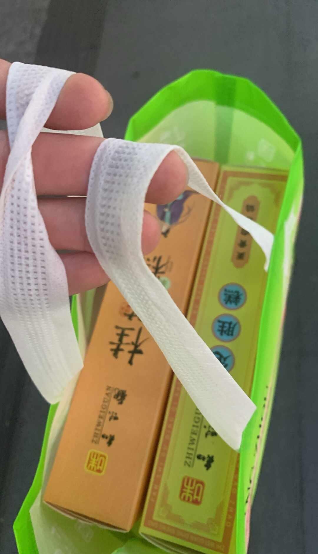 寻找失物
在广州白云机场T2的P8出口二层正对着的椅子上，一共有两盒糕点和一个冰