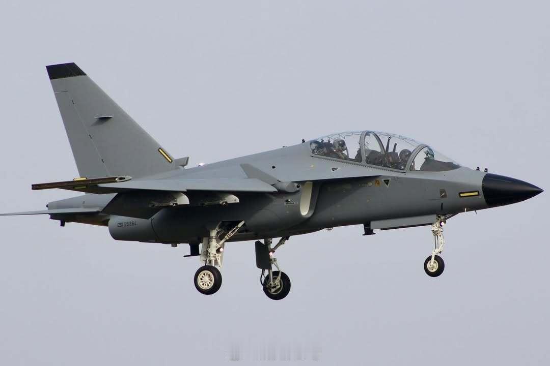 世界教练机动态 尼日利亚空军M346FA教练\攻击机完成涂装后在意大利首次试飞。