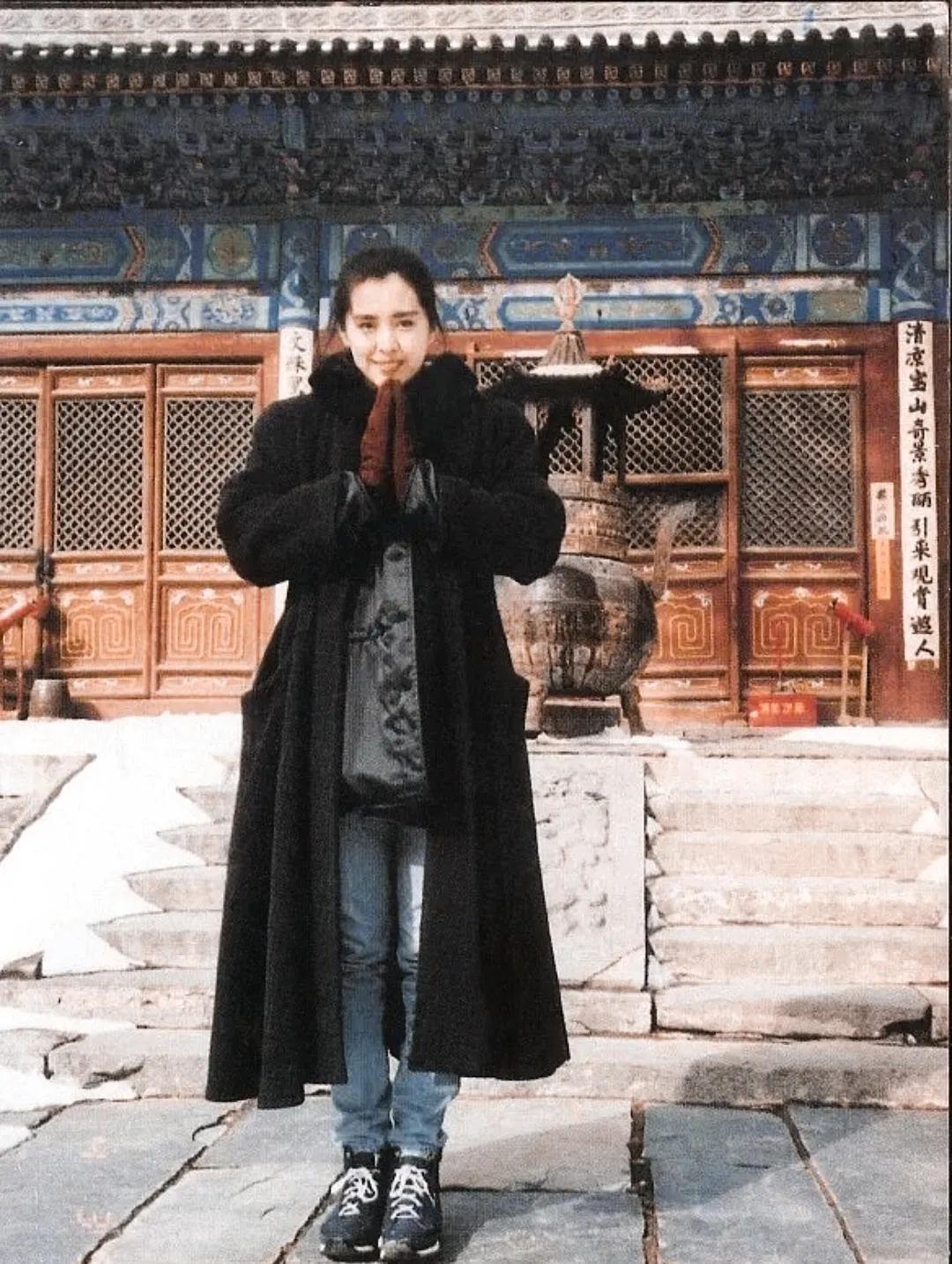 多少人曾爱慕她年轻的容颜啊！

这是1992年的她在山西五台山拍戏时留下的老照片
