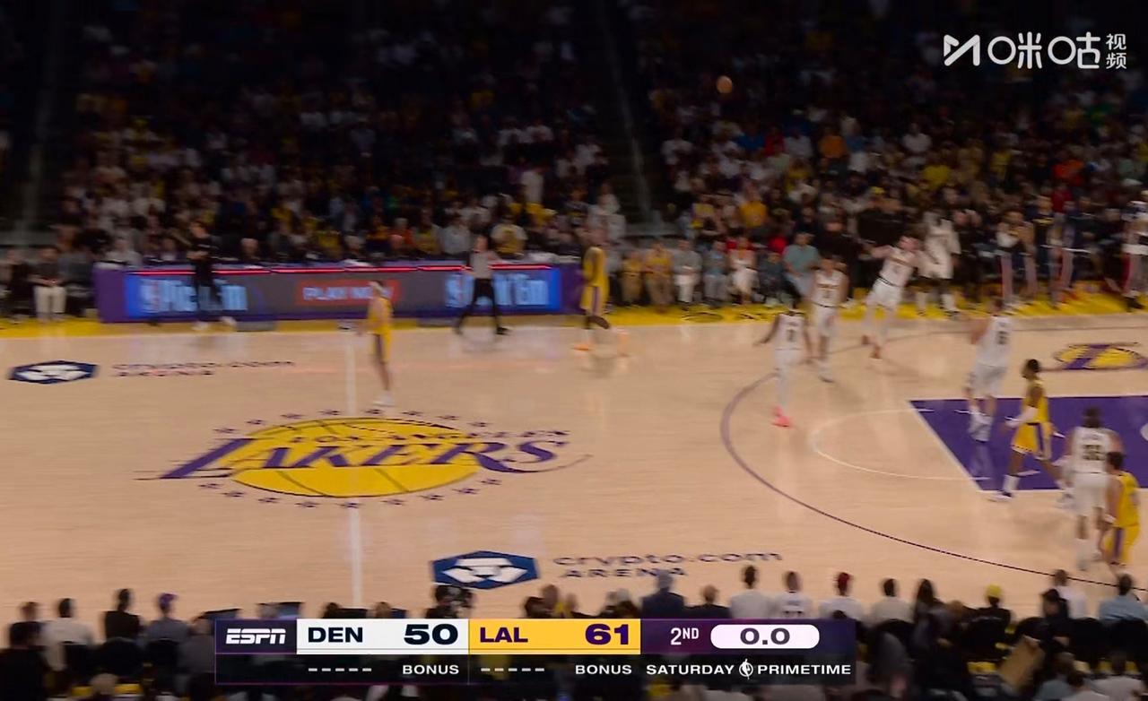 半场结束，湖人61-50领先掘金11分。詹姆斯13分，半场仅投丢1个三分。
乌鸦