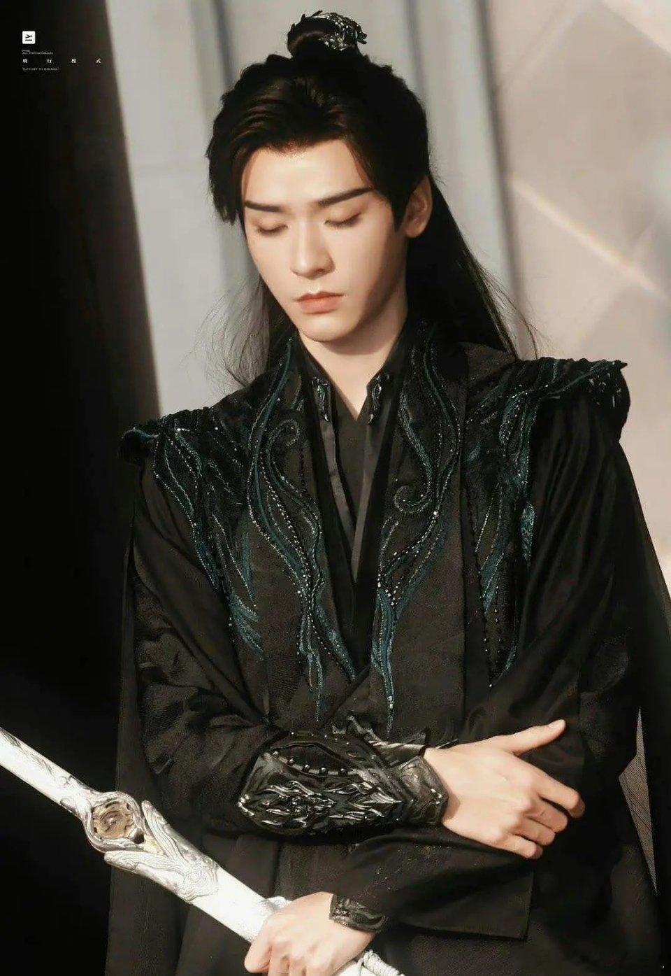 龚俊这套衣服真的很好看，不仅有杀手的英气，而且还有公子的贵气 ​​​