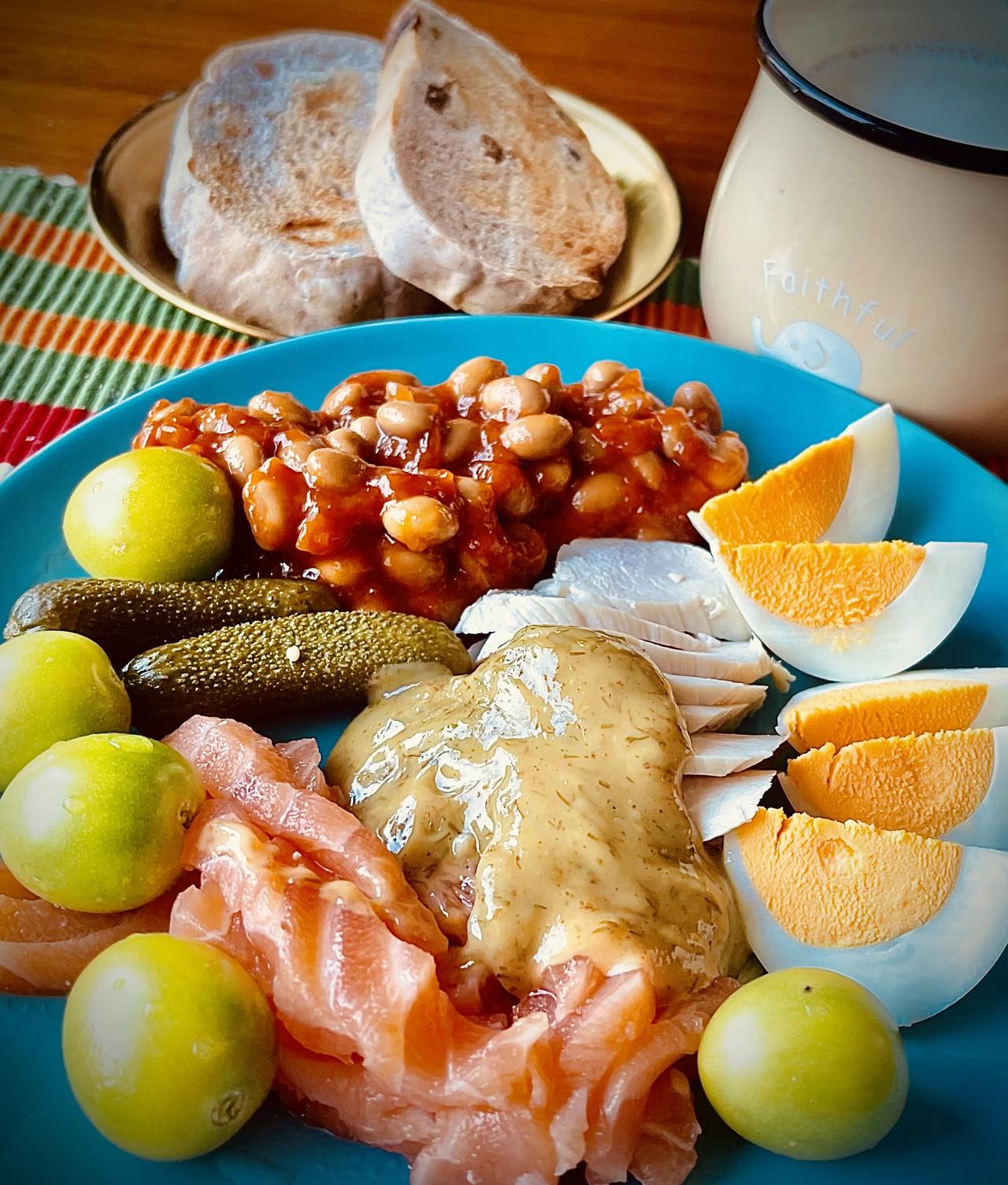 三文鱼配莳萝芥末酱、白煮蛋、青番茄、鸡胸肉、茄汁焗豆、俄式酸黄瓜、法式乡村海盐面