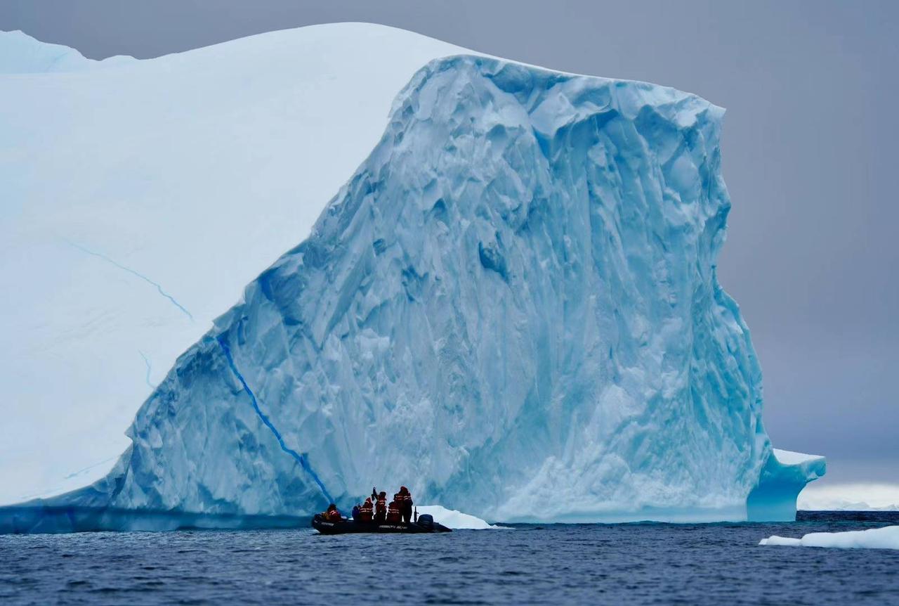 #走吧穿越南极#走进南极·巡游冰世界

[浮云]今天计划上午巡游，下午真正踏上南