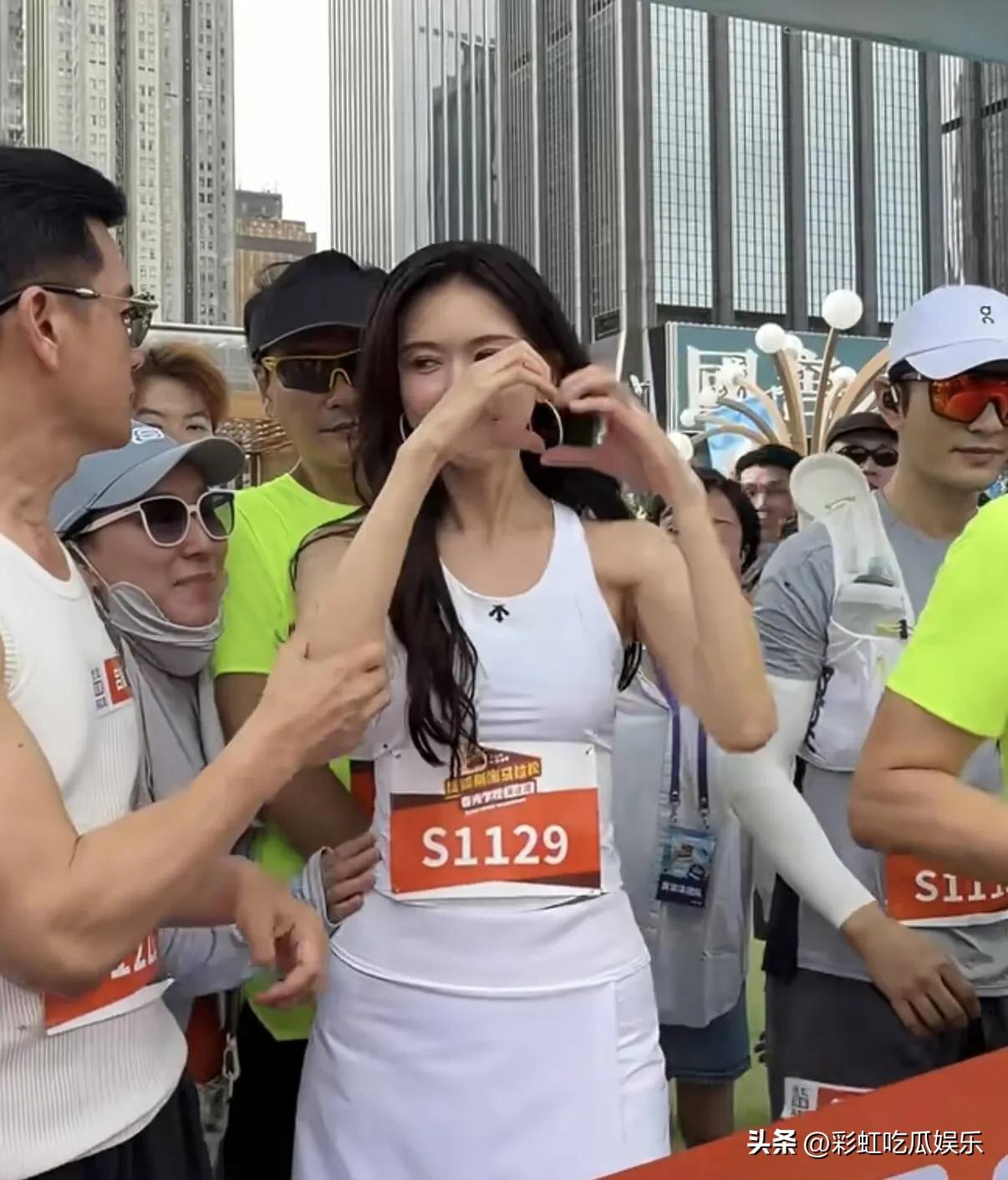 岁月从不败美人！林志玲参加香港马拉松跑了2公里，大家都被她美到了。

林志玲个子