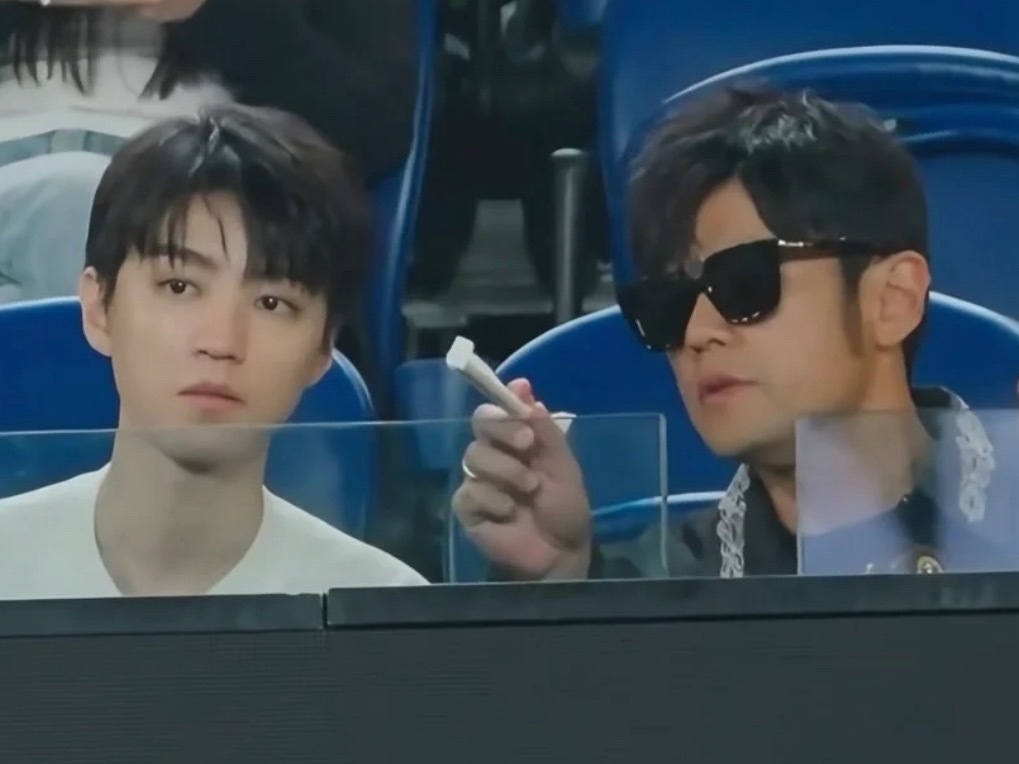 周杰伦拿奶茶吸管给王俊凯指点江山周杰伦：看见了吗，哥就是在那个地方，比赛都没开始