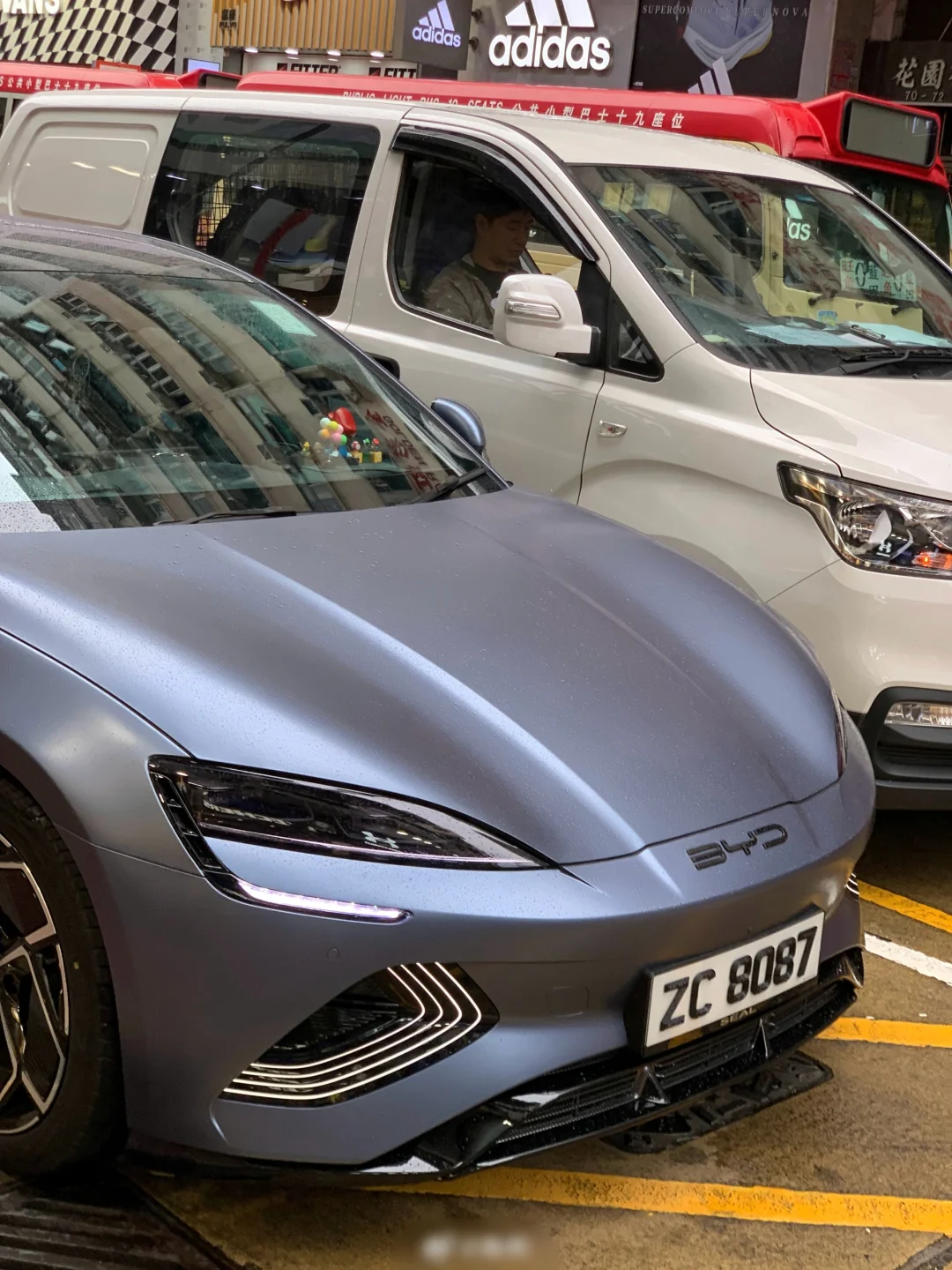 我一直觉得很多车的颜值是因为车牌颜色，
直到看见了在香港行驶的比亚迪海豹，该说不...