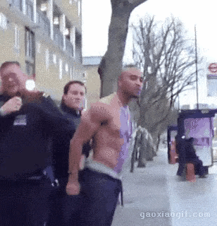 笑不活了！男子醉酒当街“小解”被抓，警察：我真的栓Q了😂
 
家人们谁懂啊！刷