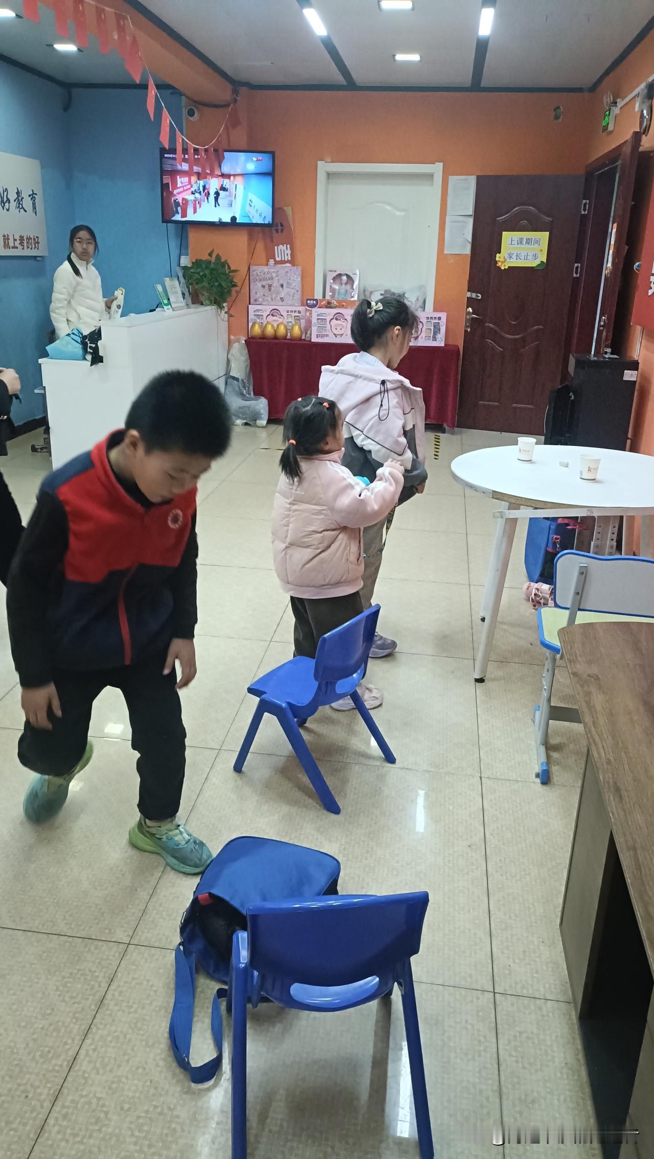 剩下的钱绝不乱造，一半投稳健理财当“长期饭票”，少量支持靠谱的小投资，再拿点捐给