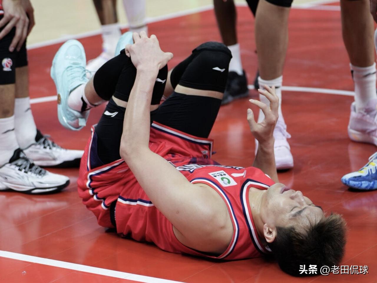郭艾伦左膝前交叉韧带断裂…在昨晚进行的CBA常规赛第二轮补赛，主场对阵山东的比赛
