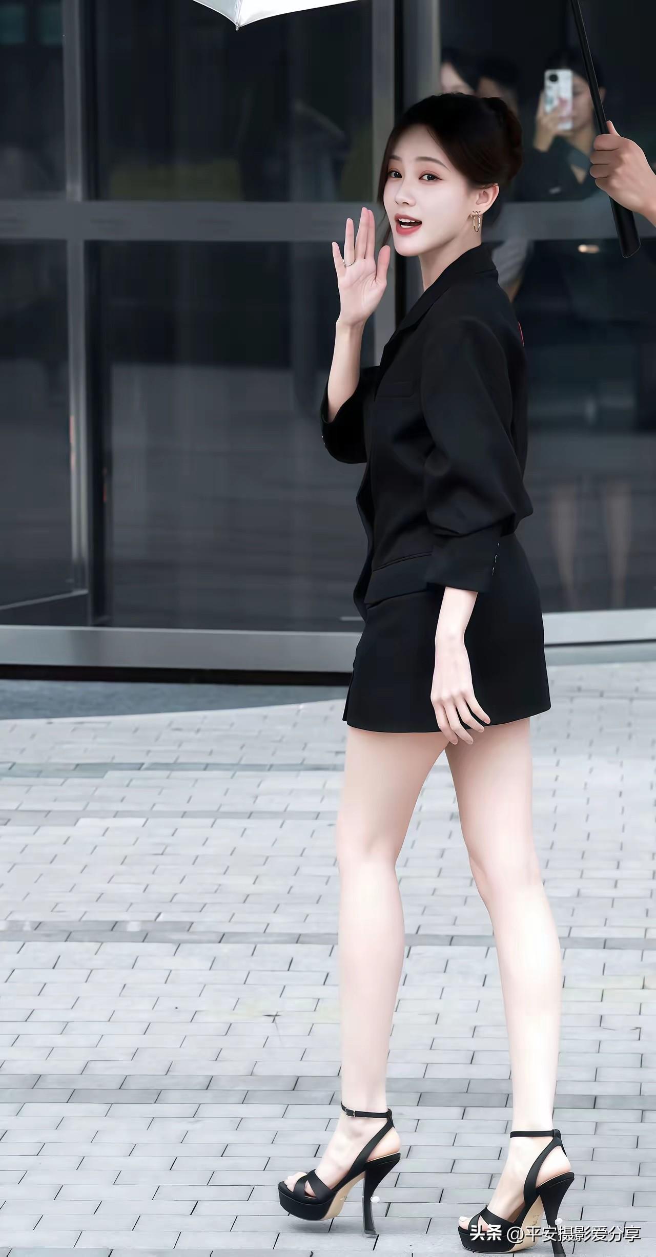 李一桐   黄蓉第二李一桐礼服造型 李一桐深V礼服 李一桐女星 李一桐假期大片 