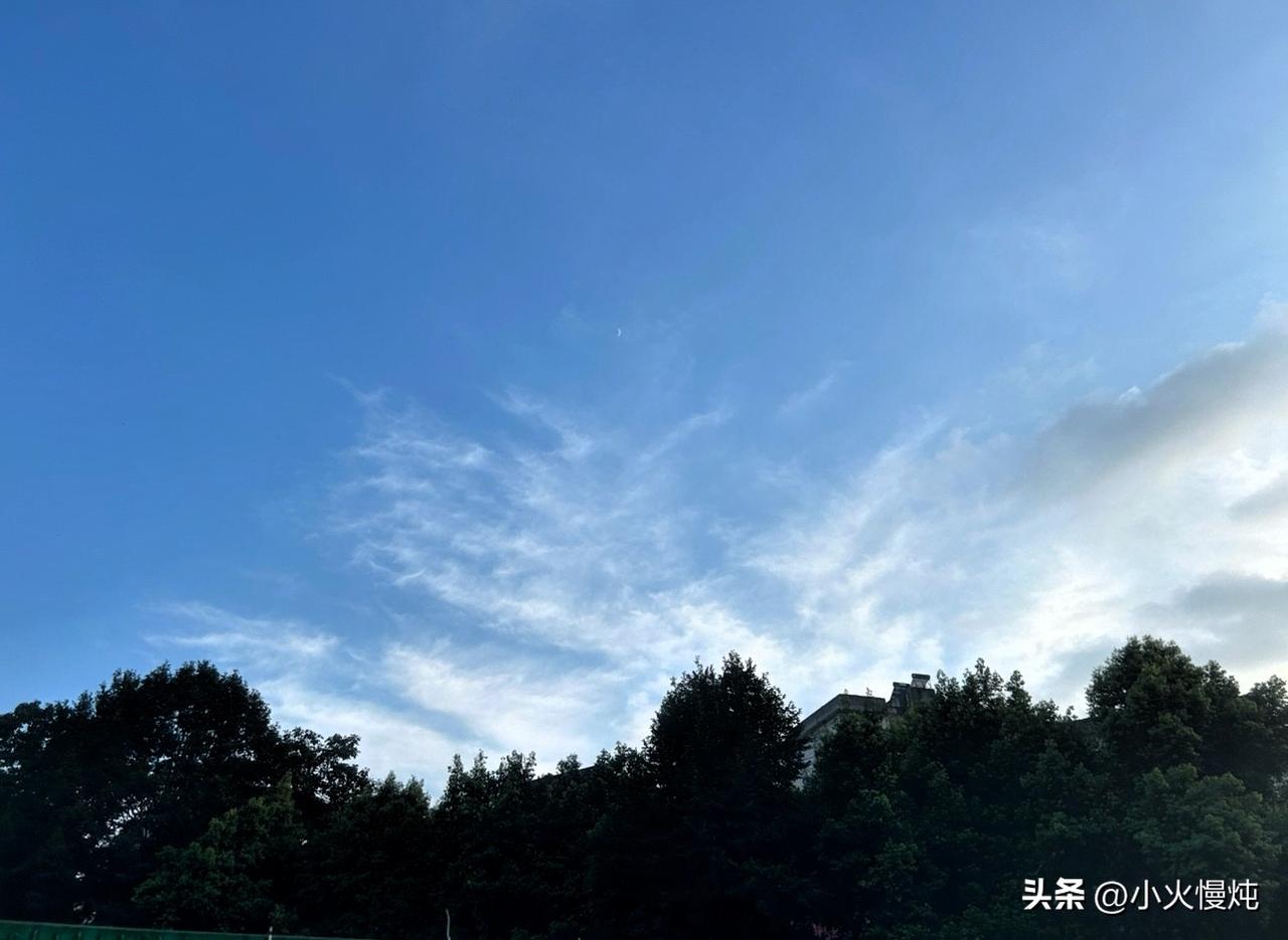 我的今日状态：😁轻松愉快
我这里的天气：☀️晴天

雨后黄昏

一场雨悄然落幕