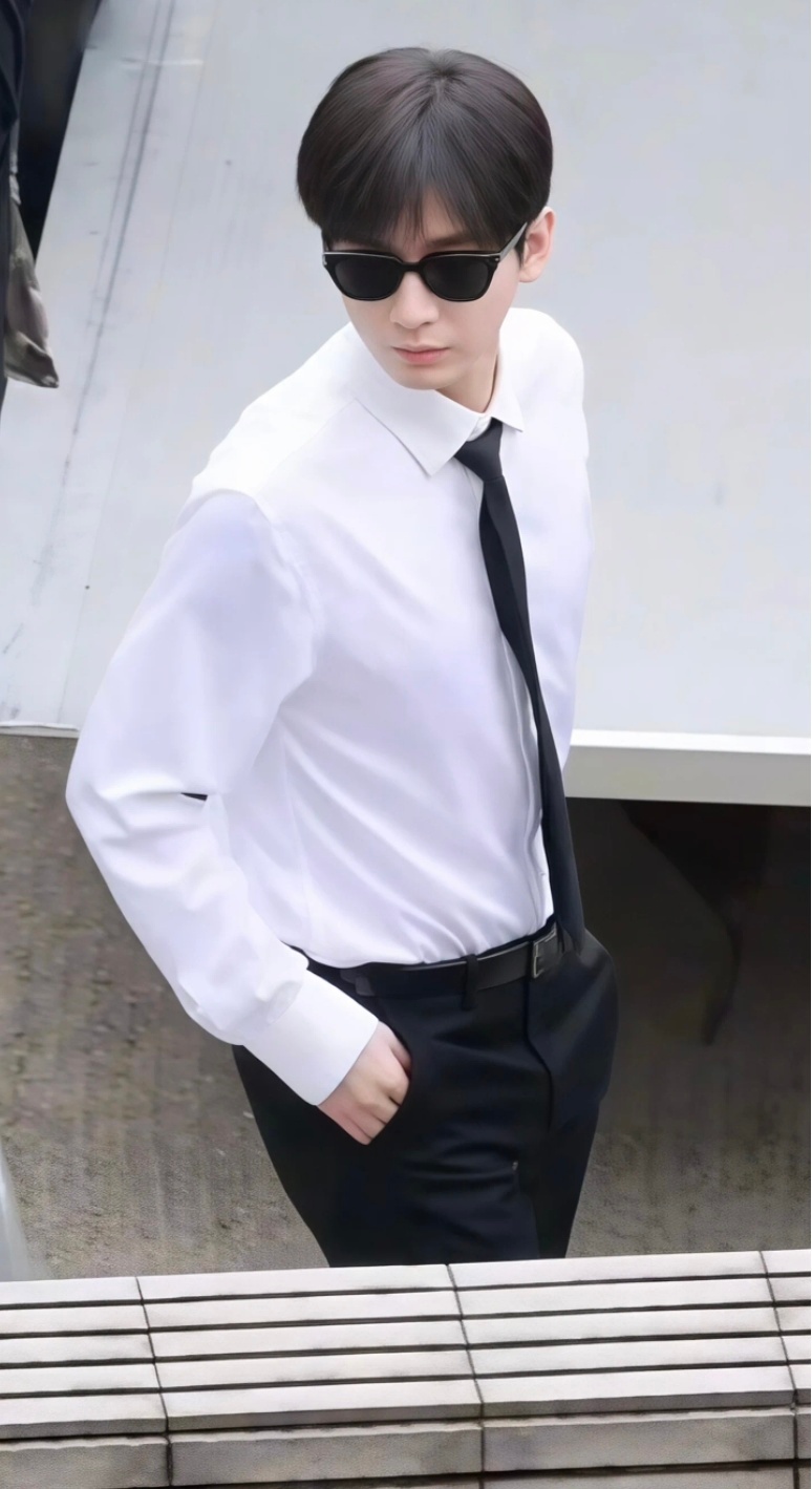 林sir白衬衣太辣了 He is so hot.我嘞个超绝直角肩超绝大胸肌大长腿