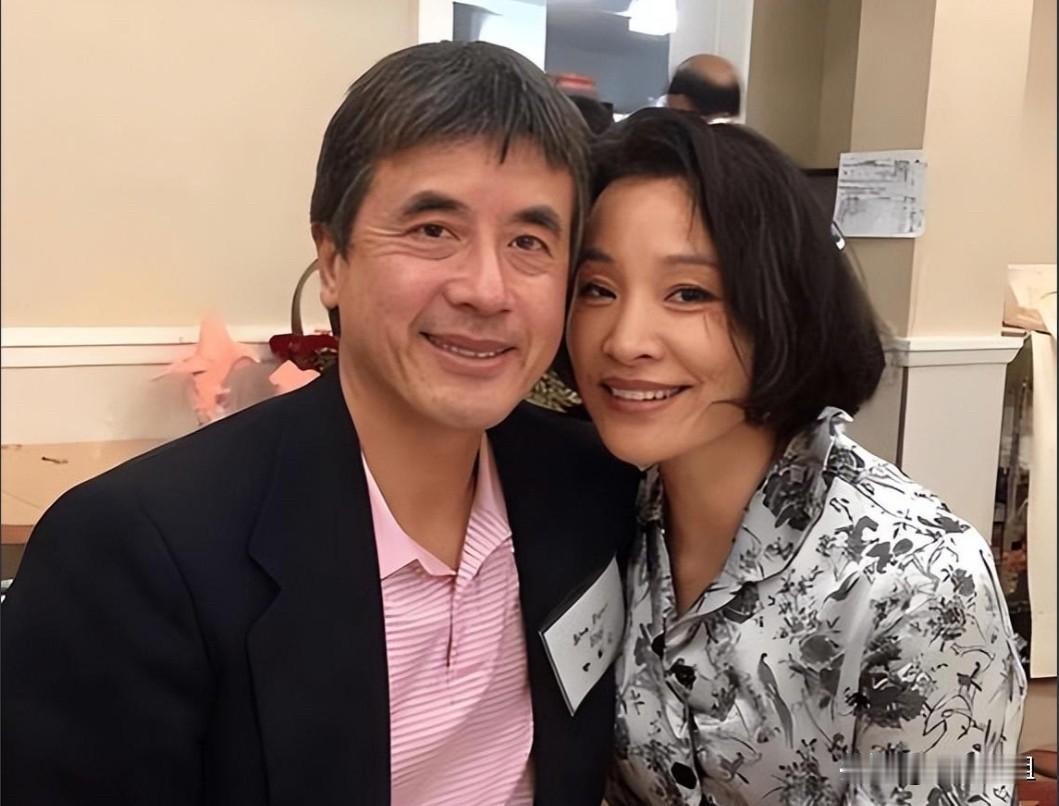 撕掉“陈冲哥哥”的标签，他反而更值钱了。

原因太简单，不是画技多神，而是他太“