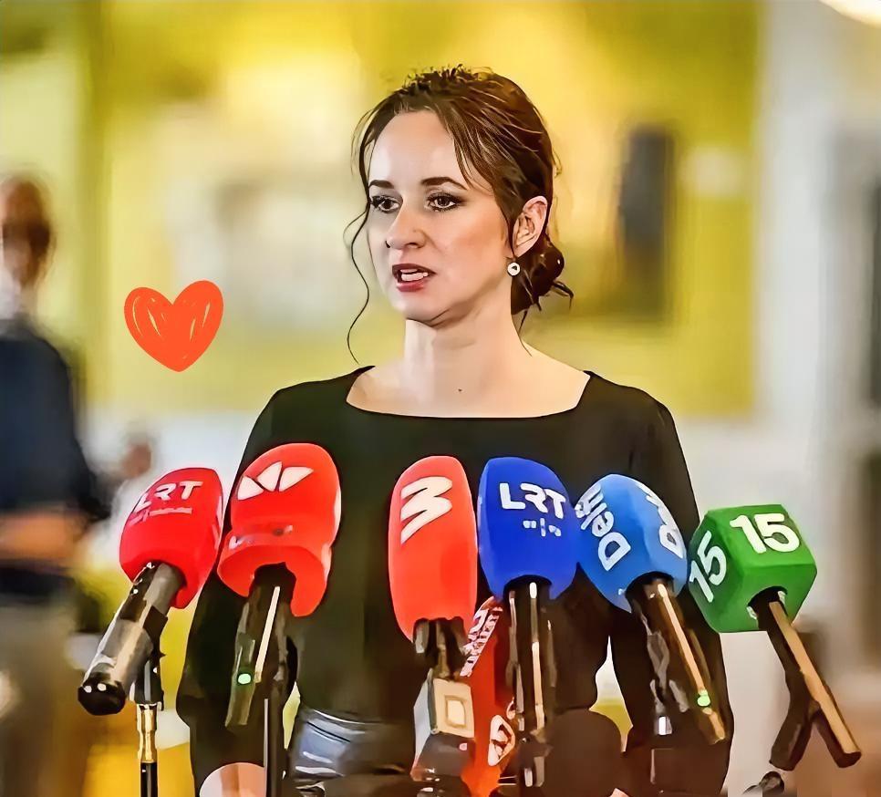 快讯！
立陶宛新总理鲁吉涅内突然宣布了。
她在维尔纽斯上任后表态：将争取把对华关