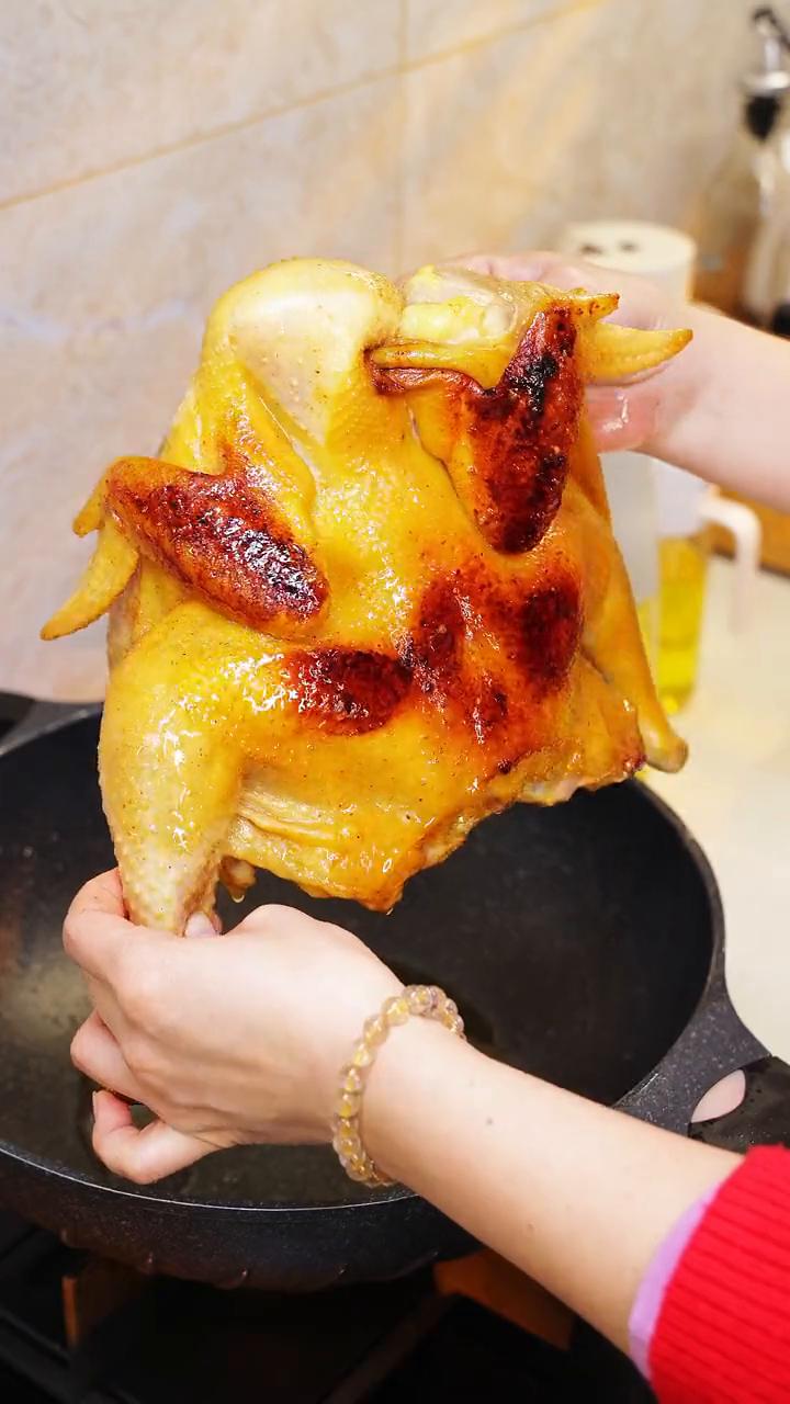 跟大家分享一个一滴水都不用加的干焗窑鸡。看它撕开鸡腿爆汁的那一瞬间是不是要流口水