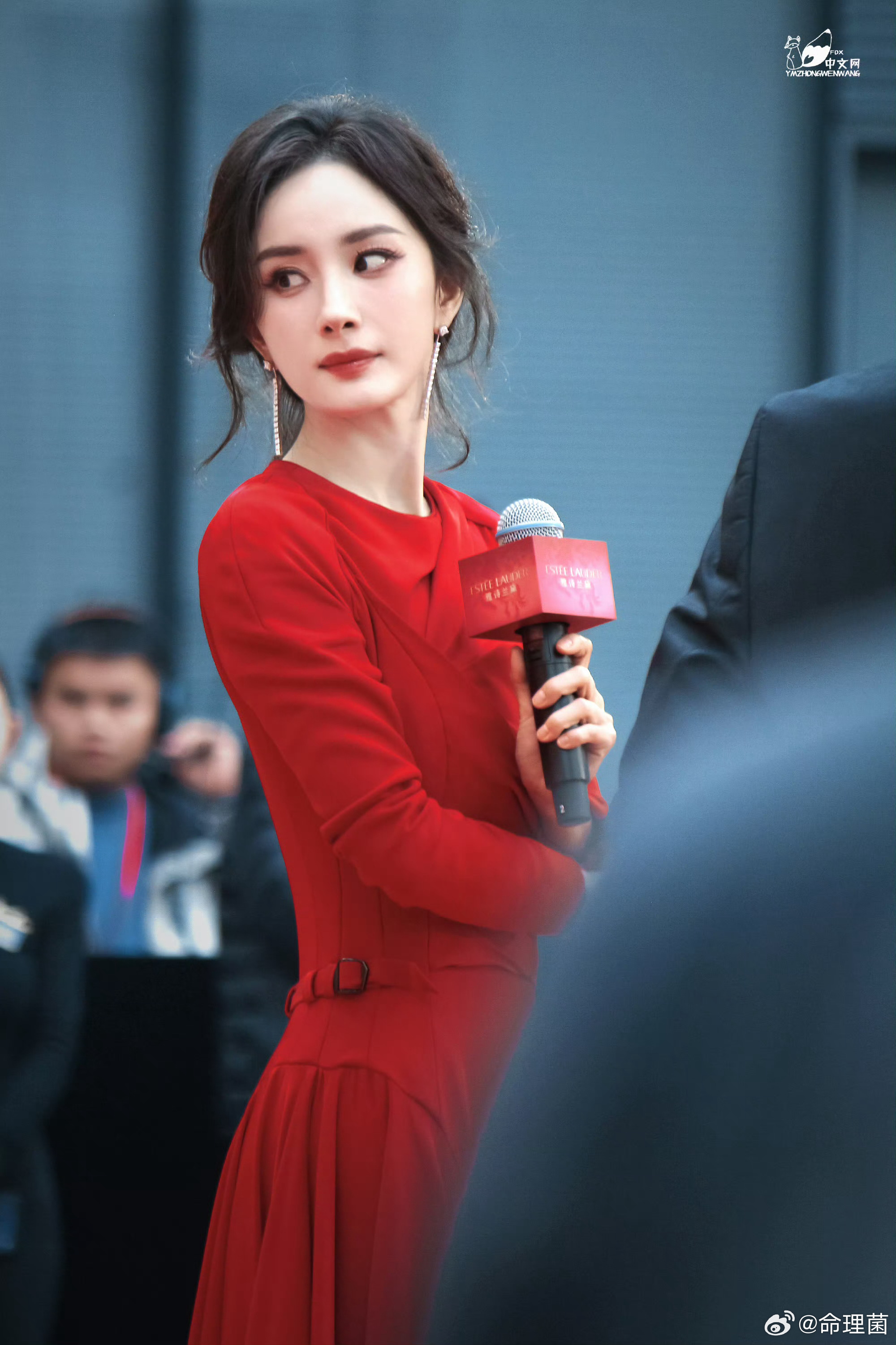 杨幂被叫妈咪的反应红衣美人一个 