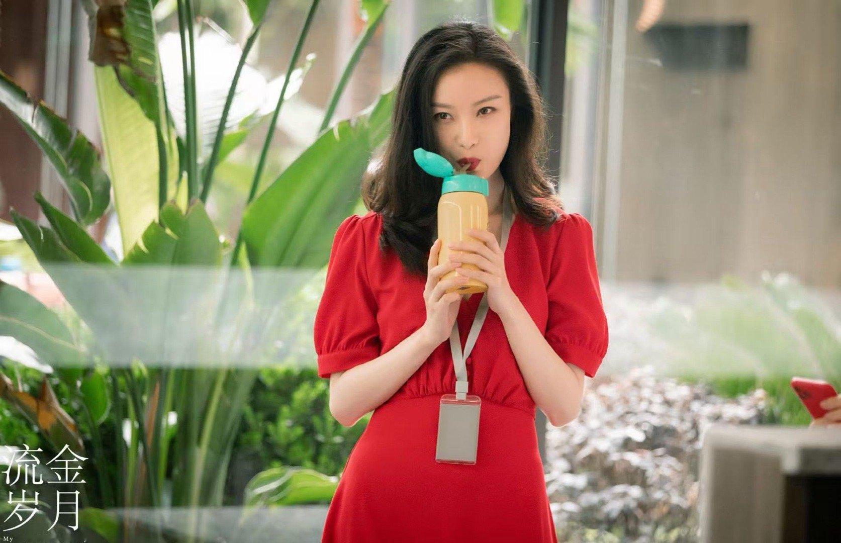 古二爆料刘诗诗倪妮流金岁月内幕 朱锁锁的魅力在倪妮的演绎下全面绽放，她世故又纯真