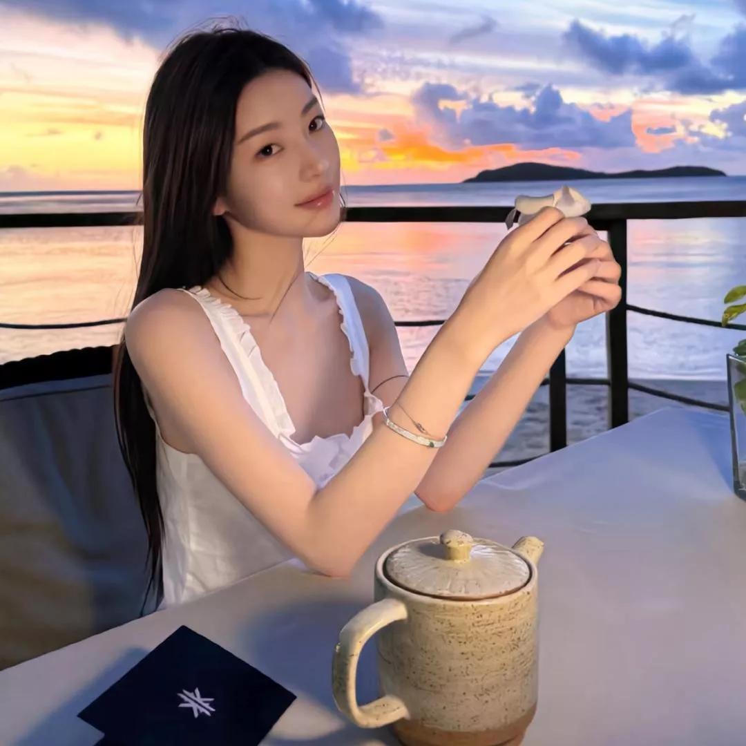 海边落日余晖下的浪漫下午茶时光🌅💕