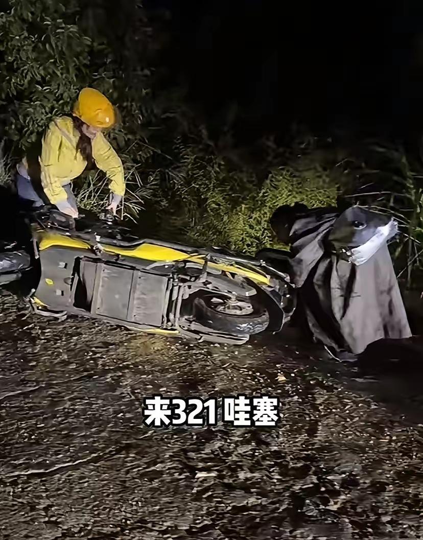雨夜的马路边，一个外卖小哥蹲在那儿抹眼泪！电动车倒在地上，怎么扶都扶不动，肚子饿