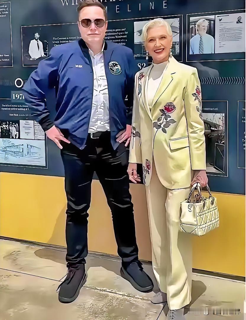 马斯克没回去，发了一张他和母亲的合影照！有其母必有其子，两母子气质绝佳！照片里两