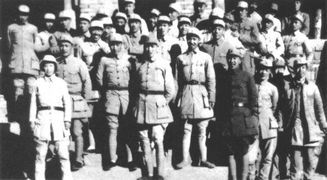1944年4月摄于平山夹峪，四分区干部会后合影，二排右四为邓华、右三为刘道生、右