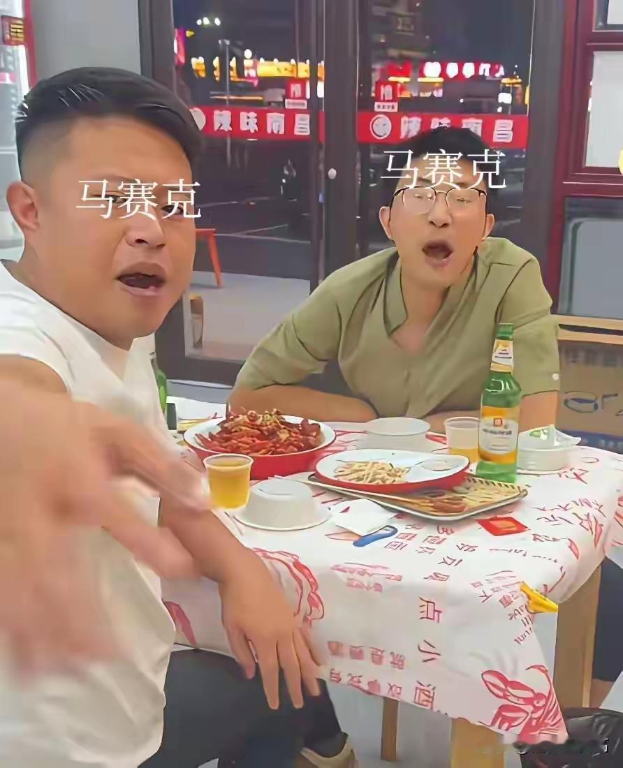 南昌摸头骚扰事件终于有结果了！“白衣蠢”被拘、“眼镜坏”被罚款。
 
光天化日下