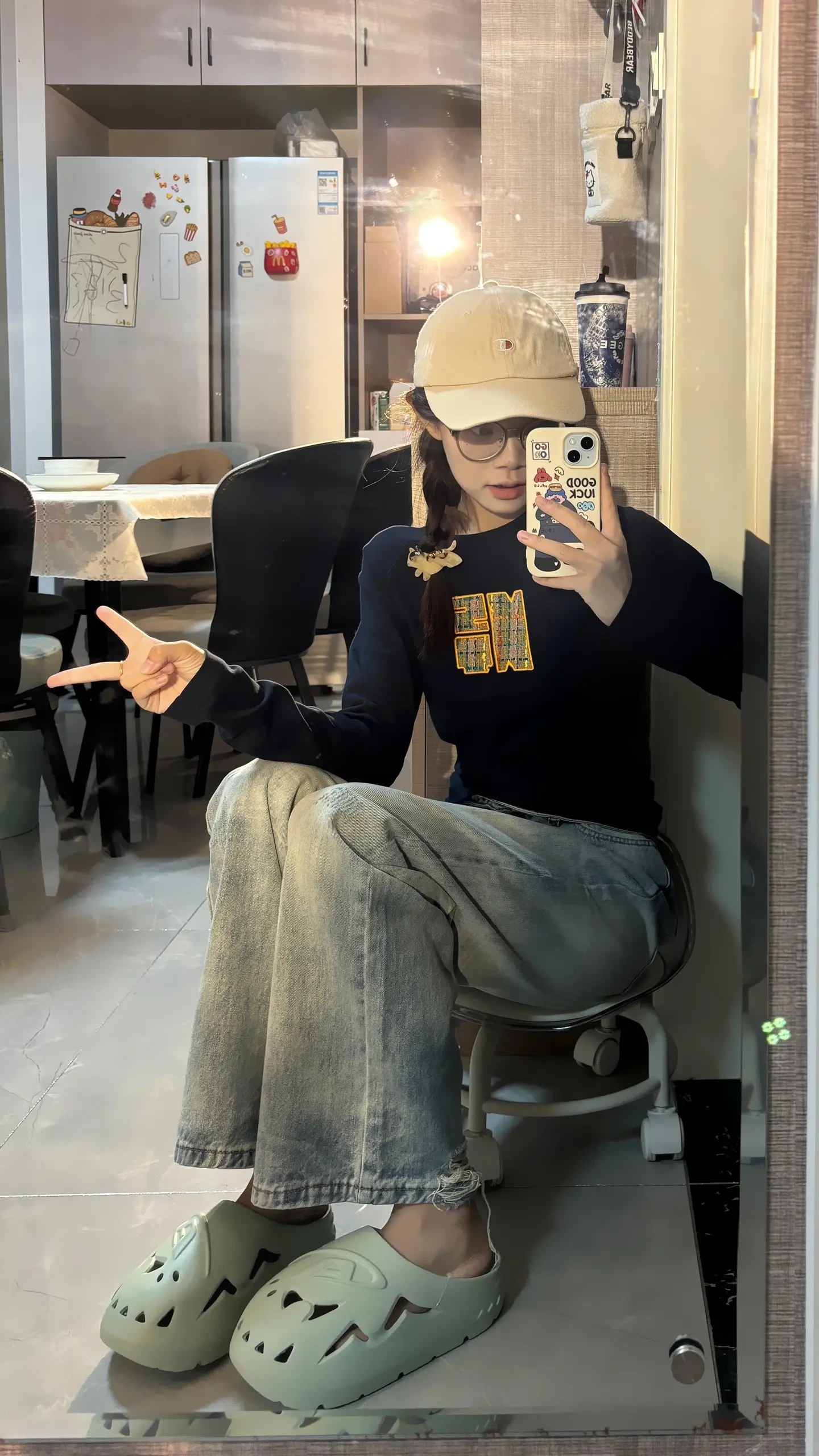 永远不要为了迁就谁而改变自己 爱的时候勇敢爱 散的时候大步走 别回头
