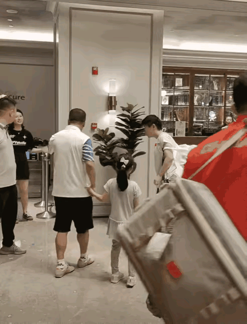 哈哈，莎莎也有怕的时候啊！被球迷送的礼物吓跑了。