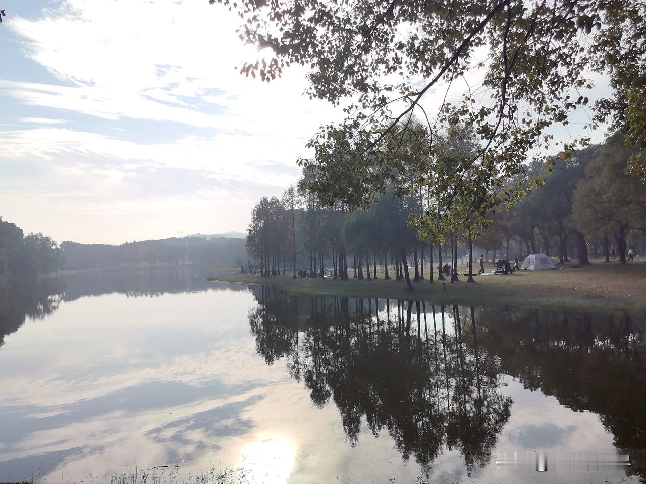 总有一些风景，惊艳了时光。此刻，吾心安处就是眼前这一片湖光山色……

人生没有最