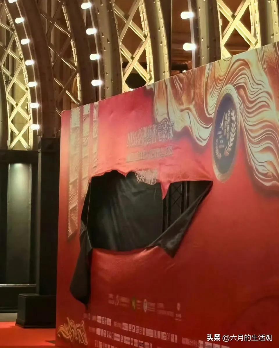 肖战刚刚签名
几秒钟就剩下一个黑洞
因为肖战签名能卖到3万元以上，张颂文的签名在