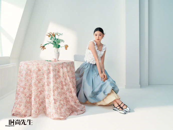 赏图bot刘浩存 刘浩存 ×《时尚先生》四月刊封面人物超绝氛围感～刘浩存时尚先生