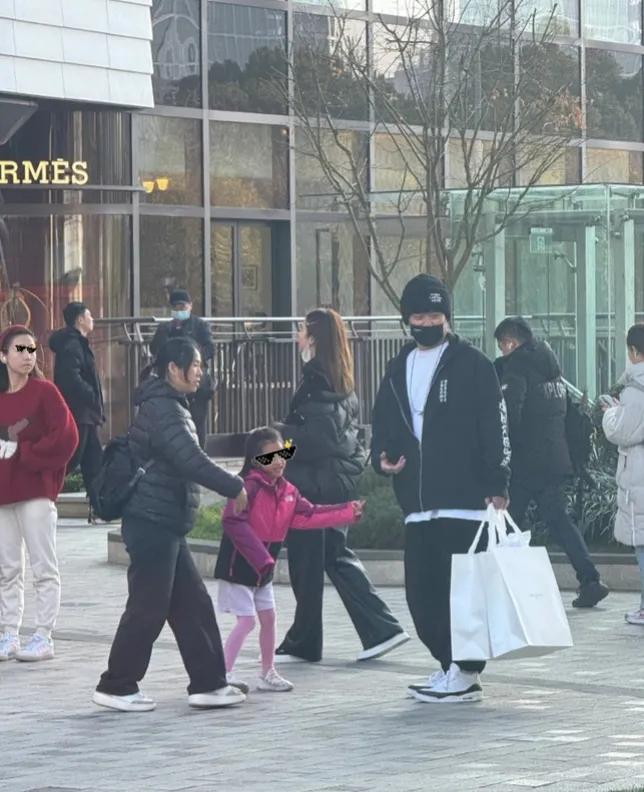 陈赫和张子萱带孩子游玩，脸型像陈赫！