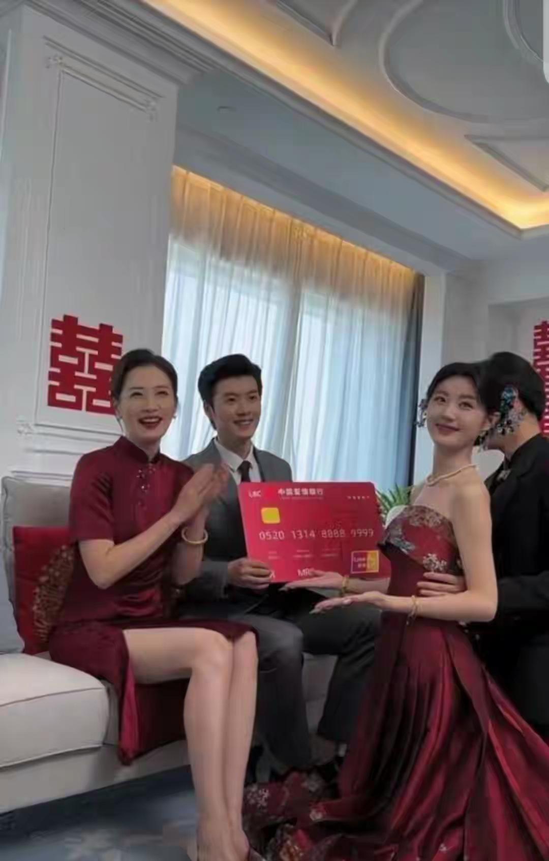 哈哈，这颜值真的太能打了！✨
左边的丈母娘气质雍容大气，酒红色旗袍衬得整个人温婉