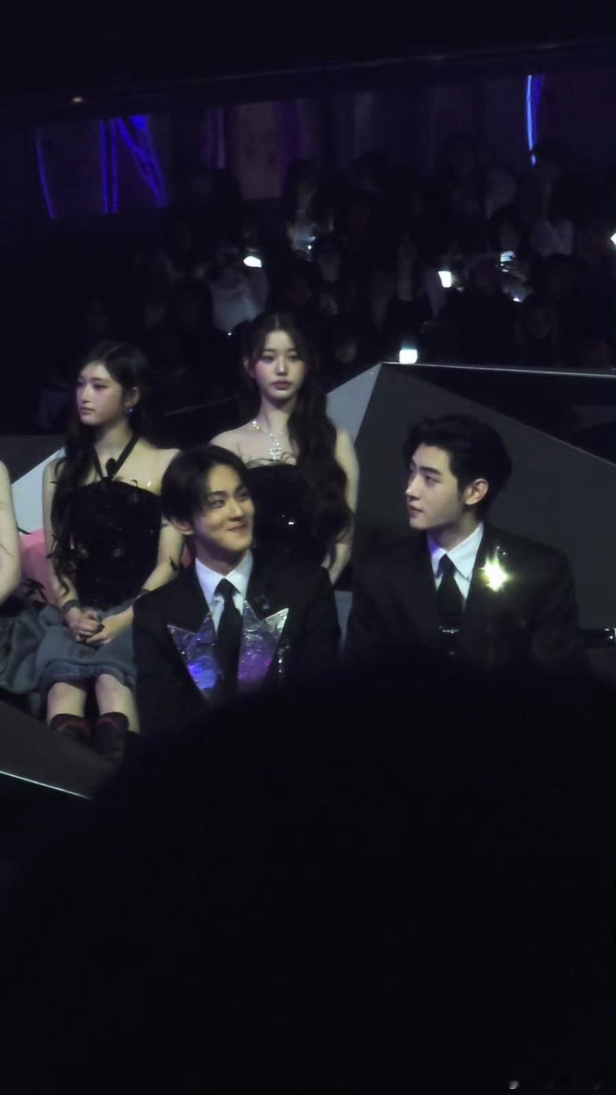 朴成训张元英MAMA同框MAMA价值五亿的饭拍朴成训张元英MAMA同框，坐这么近