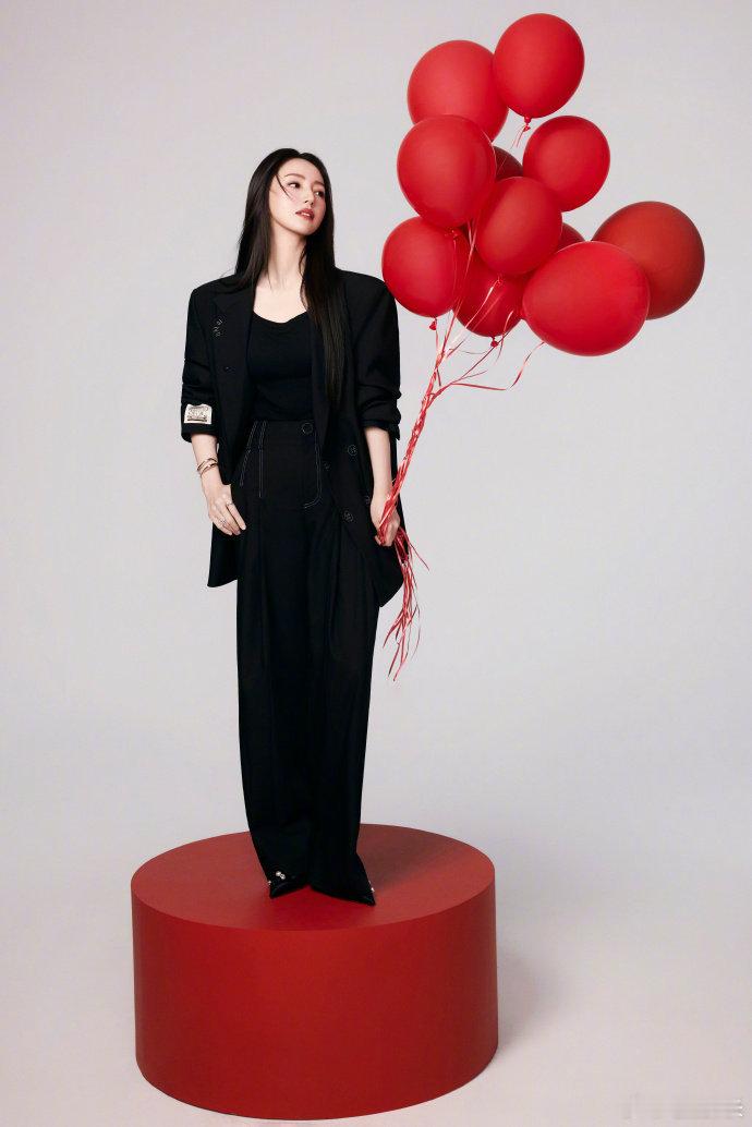 董璇46岁生日发文董璇46岁生日写真 董璇的生日写真风格好绝！黑西装红气球的搭配