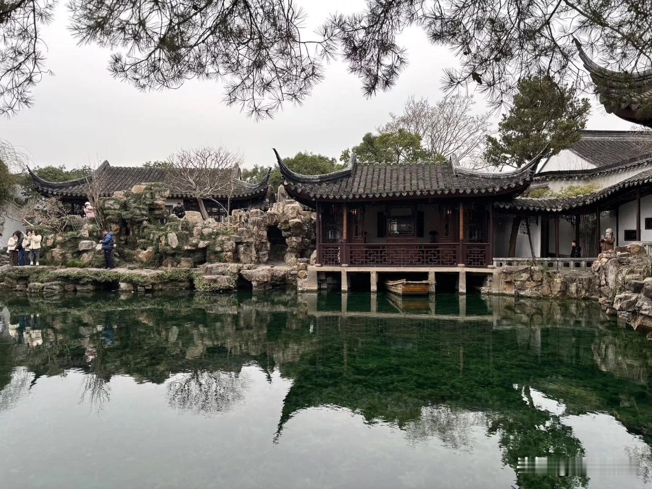 一我在网师园等你 
它是一个袖珍园林，面积不到拙政园的六分之一。

然而，园林设