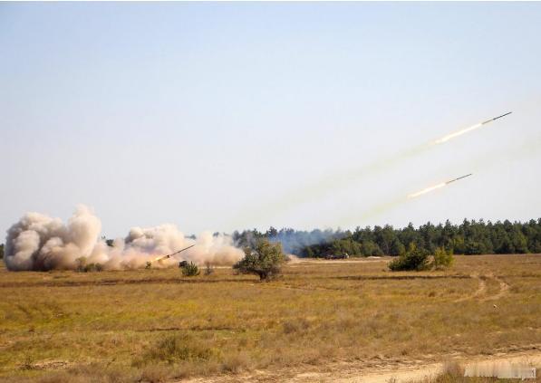 图文：乌军无人机摧毁距前线40公里远的俄军BM-27"飓风"多管火箭炮系统的9T