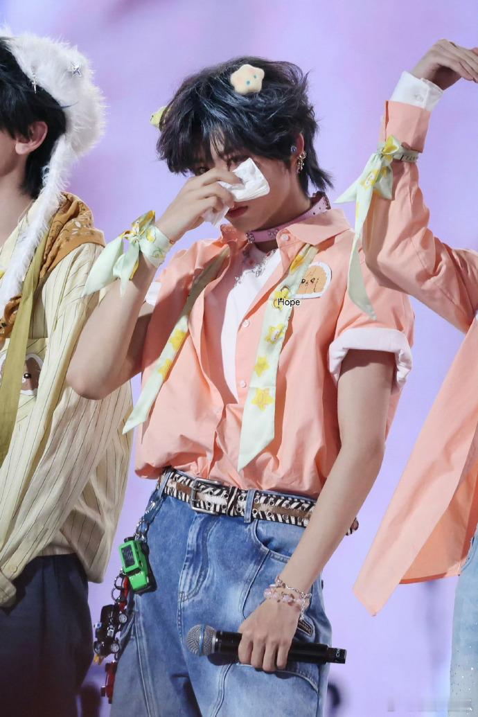 陈奕恒哭了明明前一秒还在笑着挥手，下一秒陈奕恒就红了眼眶，眼泪悄然滑落。能够感受