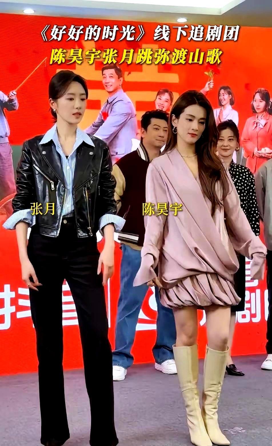 满脸干瘪却硬演十几岁少女，透着一种傲慢。
 
镜头推近，一言难尽的穿搭直接暴露了