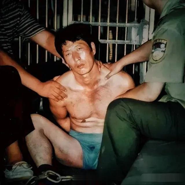 当年，有人说白宝山多牛，看样子也不过如此，被窝里被掀出来，还穿着裤衩呢！其实都是