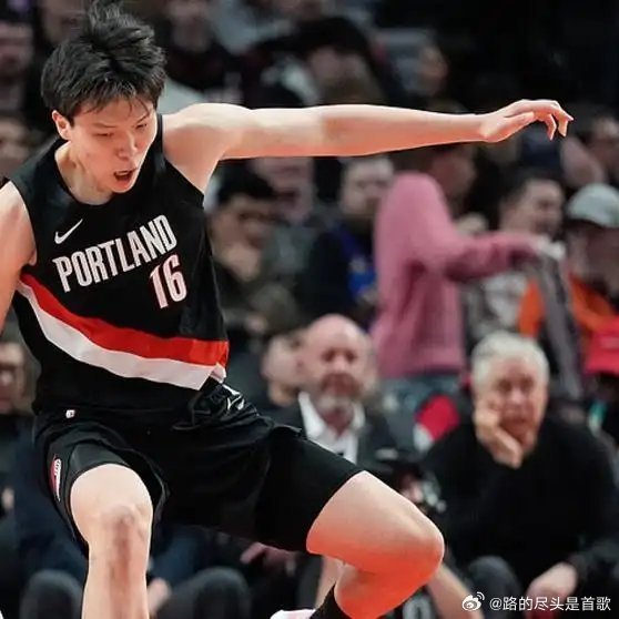 《【🔥百度热搜】5分1板！杨瀚森对阵步行者高光集锦，双手暴扣预定五佳球，与队友