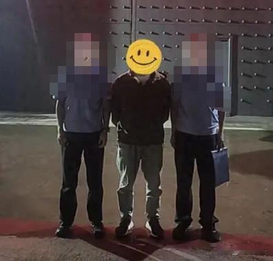 云南昆明，有个男的在一个聊天群里，跟某个群友闹意见了，男的直接就情绪上头，开始在