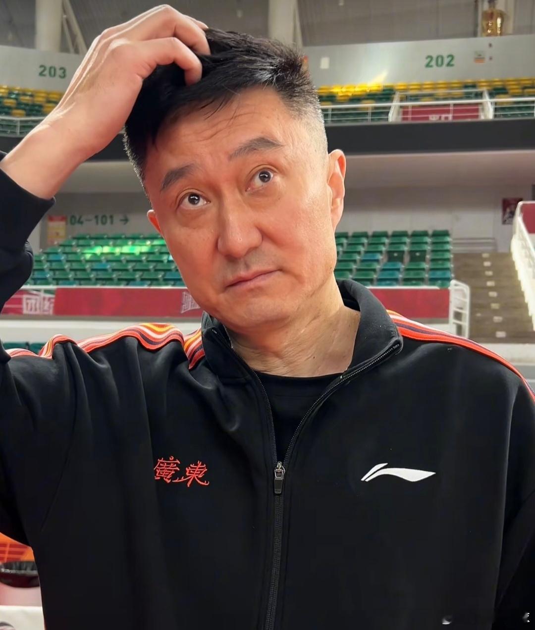 赛前杜锋指导透露广东队最新情况⬇️“我们目前很困难，人员还是不齐，胡明轩能否上场