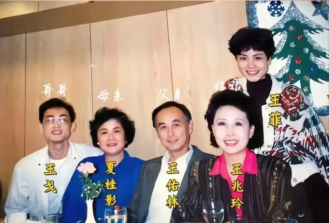 天赋加贵人相助，造就传奇天后王菲
 
王菲之所以能稳居华语乐坛天后宝座，除了得天