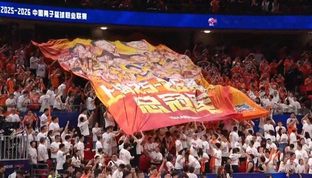 弗格赛后与获得亚军的广厦男篮拥抱致意他一直都是这么好的人上海男篮时隔24年再夺C