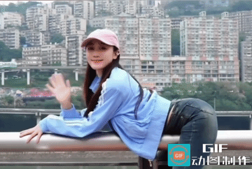 女子的吞吃量不一般，她一口吞下了一辆轻轨。
吃相不仅不难看，而知还有新意。
不过